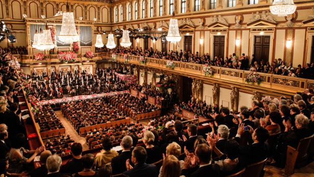Blick in einen opulenten Konzertsaal mit Orchester und Publikum.