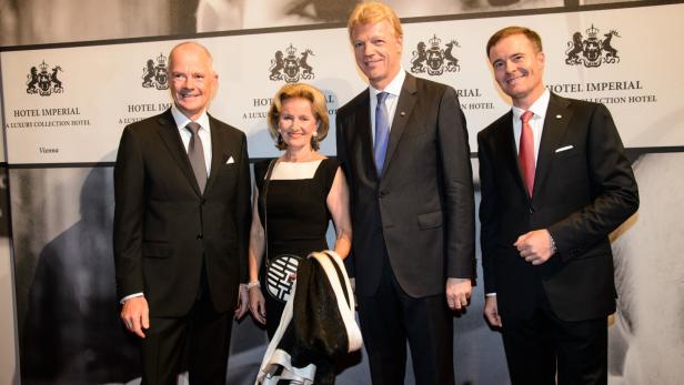 Eine Gruppe von vier Personen posiert vor dem Hintergrund des Hotel Imperial in Wien.