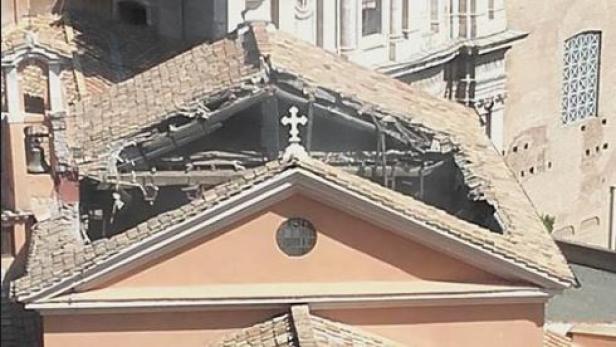 Kirchendach im Zentrum von Rom großteils eingestürzt