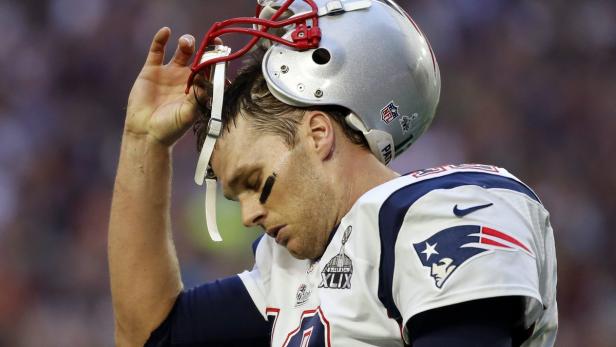 Tom Brady, Quarterback der New England Patriots, senkt den Kopf.