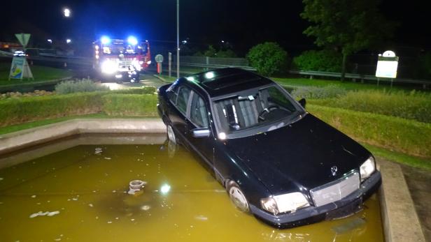 Ternitz: Auto landete bei Unfall in Springbrunnen-Anlage