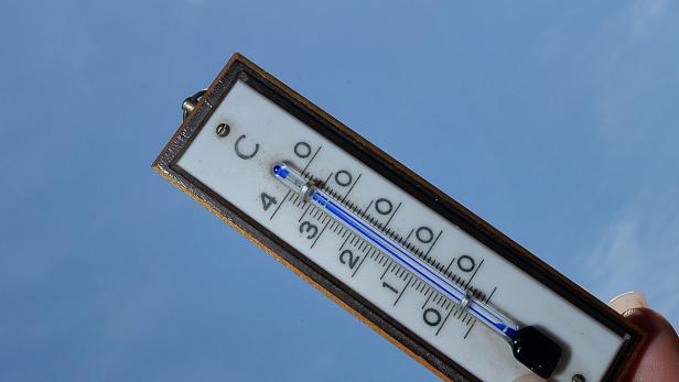 Ein Thermometer zeigt eine Temperatur von etwa 34 Grad Celsius an.