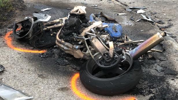Dieses Motorrad ist nach einem tödlichem Verkehrsunfall sogar vollkommen ausgebrannt