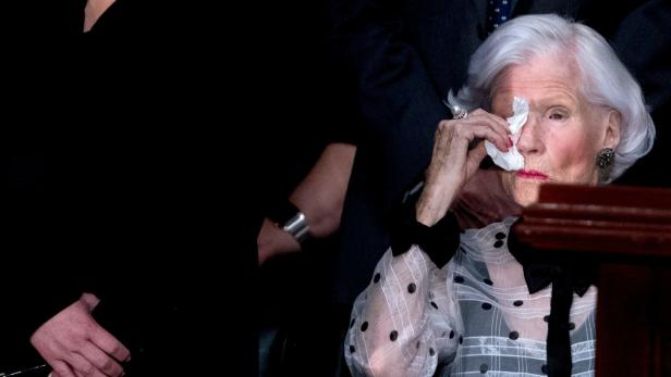106-jährige Roberta McCain nahm Abschied von ihrem Sohn