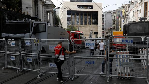 Police officer adjusts fences as the police close the Istiklal Street to pedestrians to prevent Saturday Mothers' gathering in Istanbul