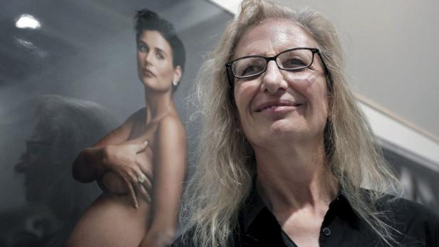 Annie Leibovitz vor ihrem weltberühmten Porträt von Demi Moore.