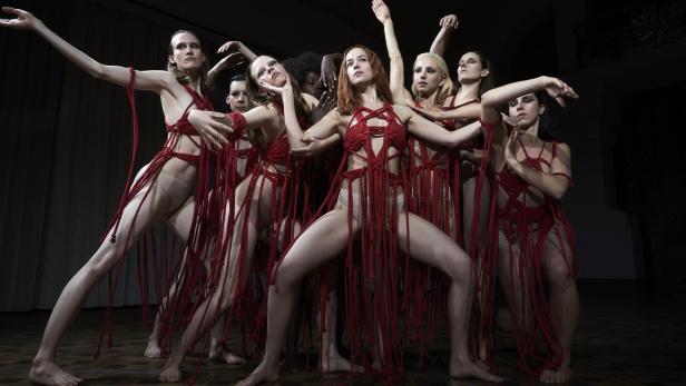 Blutrünstiges Remake von „Suspiria“ mit Dakota Johnson (Mitte)