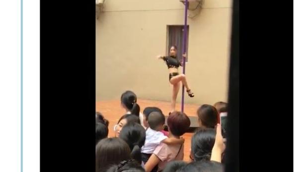 Kindergarten ließ Pole-Tänzerin auftreten