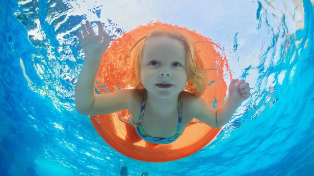 So kann man schon Dreijährigen die ersten Schwimmzüge vermitteln