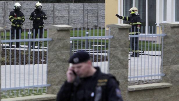 Feuerwehr und Polizei untersuchen die Residenz des palästinensischen Botschafters in Prag