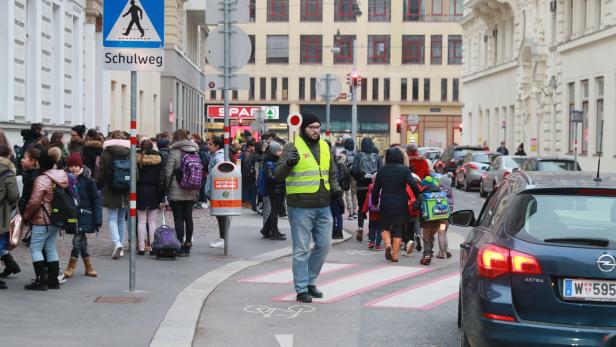 Kurz bevor die Schulglocke läutet, ist vor den Wiener Schulen viel Verkehr.