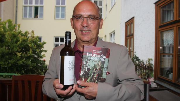 Robert Streibel, einer der beiden Autoren, mit dem Buch und &quot;Wein des Vergessens&quot;