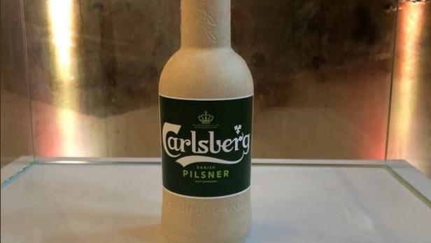 So sieht die neue Papp-Flasche von Carlsberg aus.