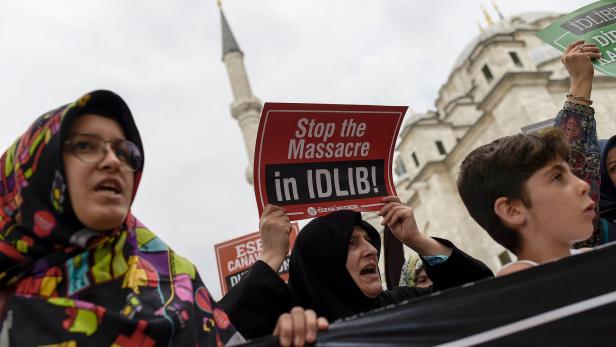 Türksiche Frauen protestieren in Istanbul gegen die Idlib-Angriffe.