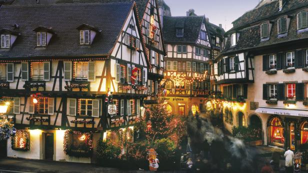 Fachwerkhäuser in Colmar, Frankreich, sind weihnachtlich geschmückt.