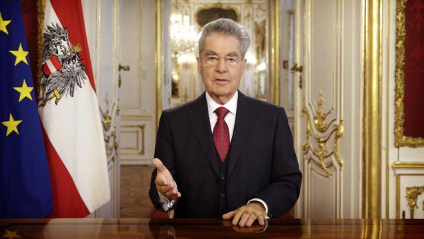 Alexander Van der Bellen hält eine Rede vor der österreichischen und europäischen Flagge.