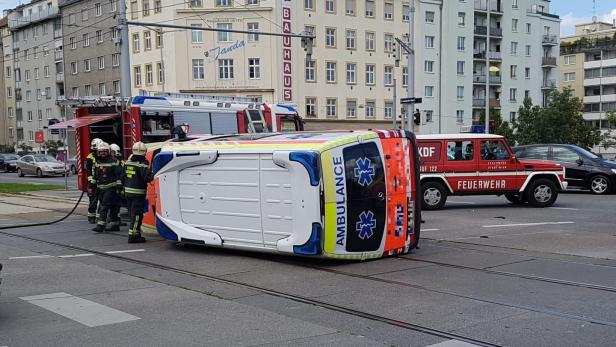 Spektakulärer Unfall in Wien: Rettungsauto umgestürzt