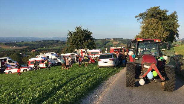 Traktoranhänger in Niederösterreich umgestürzt: 13 Verletzte