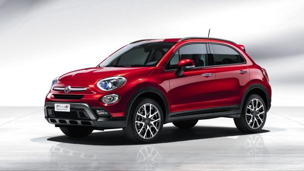Ein roter Fiat 500X steht vor einem weißen Hintergrund.