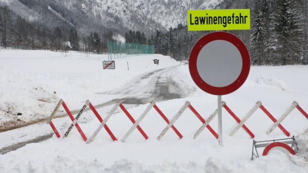 Eine verschneite Straße in Radmer ist wegen Lawinengefahr gesperrt.