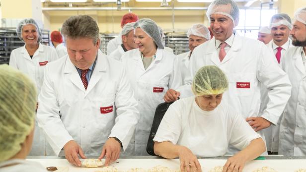 Michael Ludwig und Christian Kern in der Bäckerei Anker
