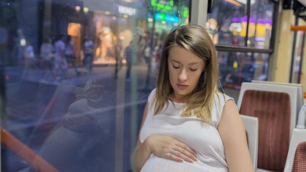 Schwangere Frauen machen nicht nur positive Erfahrungen in Öffis.