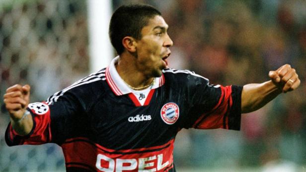 Ein Fußballspieler des FC Bayern München jubelt mit geballten Fäusten.