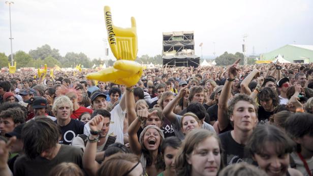 Setzt sich die sommerliche Hitze auch im August fort, so stehen Musikfreunden einige schweißtreibende Tage bevor: Immerhin geht die diesjährige Festivalsaison mit Frequency, Picture On oder Lake Festival in ihr Finale und gibt es auch abseits des mehrtägigen Genusses das ein oder andere Open-Air-Spektakel zu erleben. Als Anreiz locken Acts wie Kendrick Lamar, Beatsteaks oder Chemical Brothers. Ähnlich bunt gemischt präsentiert sich auch das Picture On im burgenländischen Bildein: Von 7. bis 8. August sind dort Blues-Jungspund Jesper Munk, die bayerische Reggae-Ikone Hans Söllner oder die britischen Stereo MCs zu Gast. Eine Spur härter wird es bei Seether oder Soulfly, während Wanda, Christoph & Lollo sowie Yasmo und die Klangkantine die rot-weiß-rote Fahne hochhalten dürfen. Ganz klar der EDM (Electronic Dance Music) ist hingegen das Lake Festival am Schwarzlsee bei Graz verschrieben (19. bis 22. August): Hier ist mit Hardwell, Calvin Harris, Avicii oder David Guetta das Who-ist-who der internationalen DJ-Elite geladen. Nur einen Tag dauert heuer das Comeback des Nuke Festivals am Messegelände Graz: Dafür kann am 29. August durchgetanzt werden, wenn Bilderbuch, Cro, Parov Stelar, Seeed und Wanda ihre Hits abfeuern. Urbanes Flair und Festivalcharakter verknüpft hingegen der Gürtel Nightwalk: Am 29. August verwandelt sich Wiens Verkehrsader zwischen Hauptbücherei und B72 wieder zum abwechslungsreichen Musikerlebnis, bei dem vorwiegend heimische Kost serviert wird. Vor dem Chelsea werden es etwa Mile Me Deaf und Catastrophe & Cure sein, das B72 lockt mit Aexattack und Olympique. Feines US-Liedgut verspricht der zweite Tag des "Full Hit Of Summer"-Festivals in der Wiener Arena: Für den 18. August wurden bis jetzt die Psychedelic-Rock-Band The War On Drugs sowie Folksänger Father John Misty angekündigt. Stilistisch ganz gut in dieses Programm würde auch Ought passen: Die kanadische Indie-Band, die im September ihr zweites Album "Sun Coming Down" veröffentlichen wird, steht für komplexe Strukturen, markante Riffs und doppeldeutige Texte, was am 6. August im Chelsea unter Beweis gestellt wird. Nicht nur die Nationalität teilt man sich mit Viet Cong, die ebenfalls im Gürtellokal ihr heuer erschienenes Debüt vorstellen werden (31. August). Wer es nicht ganz so feinfühlig mag, der kann wiederum am 6. August in die Szene Wien schauen: Dort knüppelt sich die mexikanisch-amerikanische Metalband Brujeria durch ihr bisheriges Schaffen. Welten verbinden wird das Prague Philharmonic Orchestra am 27. August: Der Klangkörper wird in der Wiener Staatsoper bei dem Programm "Rock the Opera" Klassiker von Led Zeppelin über Pink Floyd bis Queen und AC/DC in ungewohntem Gewand zum Besten geben. Wohl weniger für Schunkel- und Mitklatschcharakter als gleichermaßen forderndes wie lohnendes Klangerlebnis dürfte das 36. Internationale Jazzfestival in Saalfelden stehen: Von 27. bis 30. August sind in dem beschaulichen Salzburger Ort so unterschiedliche Formationen wie The Bureau of Atomic Tourism mit ihren anspruchsvollen Improvisationen, die durchaus straight groovenden Mostly Other People Do the Killing sowie US-Saxofonist Steve Coleman, der mit dem Council of Balance vorbeischaut, zu Gast.