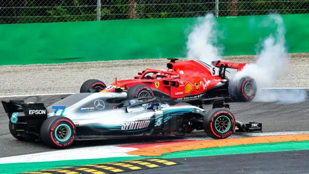 Verkehrt: In Monza schlug Ferrari (hinten) die falsche Richtung ein, Mercedes fuhr zum Sieg.