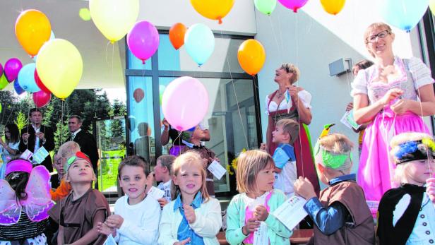 Kinder ließen bei Eröffnungsfest Grußbotschaft in die Lüfte steigen