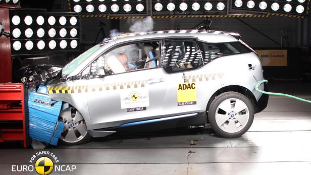 Ein silberner BMW i3 beim Crashtest mit sichtbarer Verformung der Frontpartie.