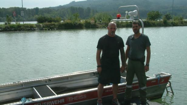 Die Feuerwehrleute vor ihrem Boot