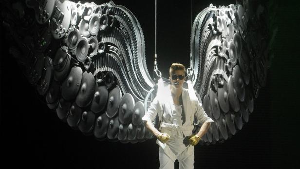 APA12122260 - 30032013 - WIEN - ÖSTERREICH: Justin Bieber während eines Konzertes am Samstag, 30. März 2013 in der Wiener Stadthalle. +++ WIR WEISEN AUSDRÜCKLICH DARAUF HIN, DASS EINE VERWENDUNG DES BILDES AUS MEDIEN- UND/ODER URHEBERRECHTLICHEN GRÜNDEN AUSSCHLIESSLICH IM ZUSAMMENHANG MIT DEM ANGEFÜHRTEN ZWECK ERFOLGEN DARF - VOLLSTÄNDIGE COPYRIGHTNENNUNG VERPFLICHTEND +++ NO SALES - EDITORIAL USE ONLY +++ APA-FOTO: HERBERT PFARRHOFER