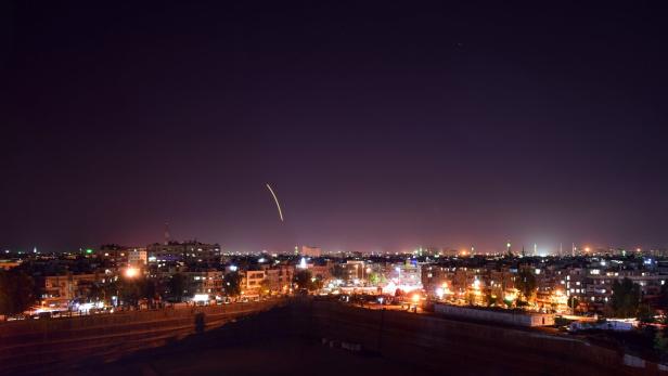 Syrische Abwehrraketen steigen in den Nachthimmel über Damaskus