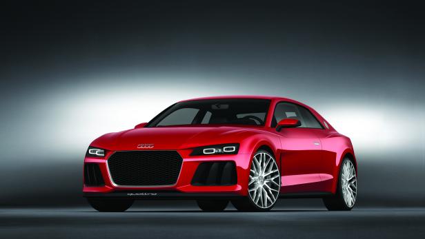 Ein roter Audi Quattro steht vor einem grauen Hintergrund.