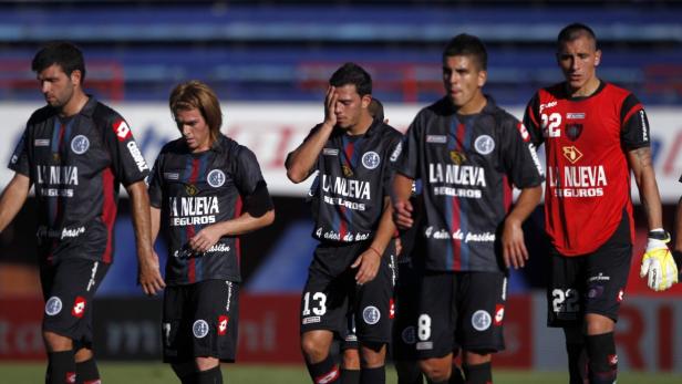 San Lorenzo de Almagro&#039;s players (L-R) Emmanuel Gigliotti, Julio Buffarini, Fernando Meza, Enzo Kalinski and Pablo Migliore leave the field after losing to Velez Sarsfield in their Argentine First Division soccer match in Buenos Aires, April 1, 2012. REUTERS/Marcos Brindicci (ARGENTINA - Tags: SPORT SOCCER)