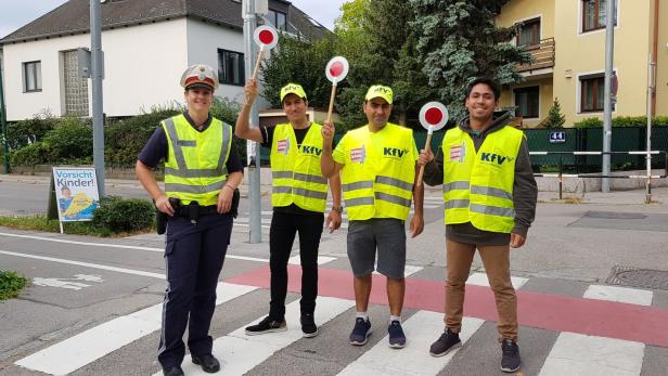 In Mödling werden Asylwerber auf Initiative von Vizestadtchef Gerhard Wannenmacher als Schülerlotsen eingesetzt