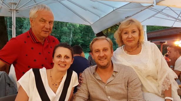 Sergei Schawlo (li.) und sein Sohn Sergej (re.) mit ihren Frauen