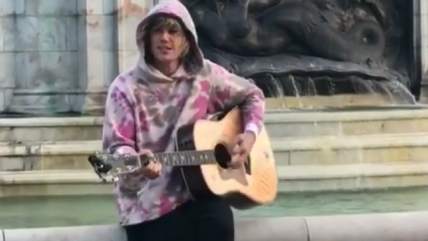 Justin Bieber singt vor Buckingham-Palast für Hailey Baldwin