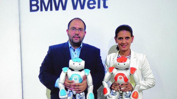 Bernhard Löwenstein und BMW-Lady Tatjana Otto mit NAO&#039;s Frank und Naomi