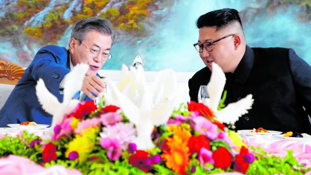 South Korean President Moon Jae-in and North Korean leader Kim Jong Un attend a luncheon in Pyongyang