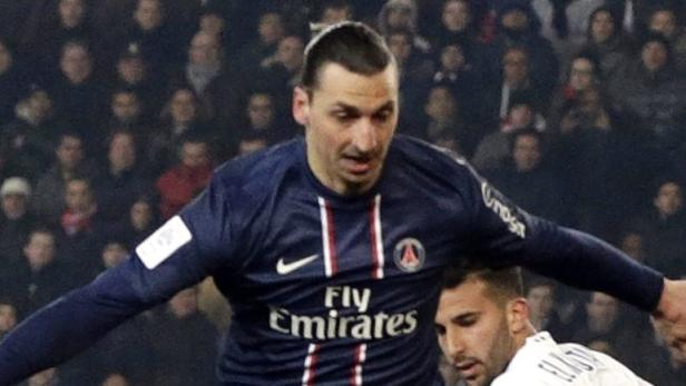 Paris St-Germain&#039;s Zlatan Ibrahimovic (L) jumps over Montpellier&#039;s goalkeeper Geoffrey Jourdren during their Ligue 1 soccer match at the Parc des Princes Stadium in Paris March 29, 2013. REUTERS/Philippe Wojazer (FRANCE - Tags: SPORT SOCCER)