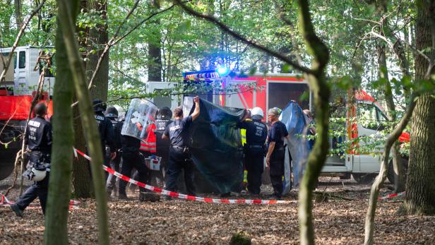 Nach Unfalltod: Polizei setzt Räumung von Hambacher Forst aus