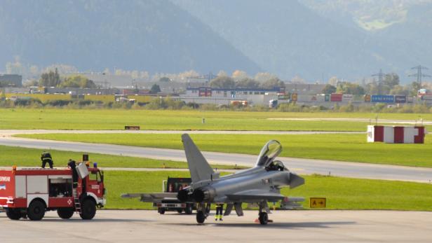 Der notgelandete Eurofighter wurde am Flughafen Innsbruck untersucht.