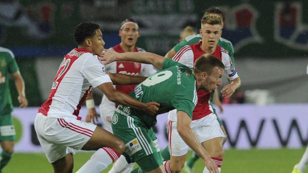 Robert Beric (re.) hat vorerst einen schweren Stand gegen die Ajax-Abwehr.