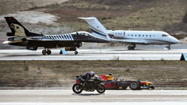 Video: Wer ist schneller - Superbike gegen Formel-1, F-16 und Tesla?