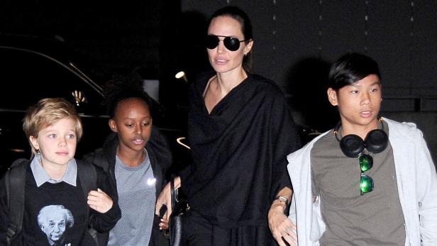 Angelina Jolie mit ihren Kindern bei einem öffentlichen Auftritt.