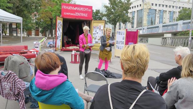 Performance für Gleichberechtigung im Resselpark am Wiener Karlsplatz