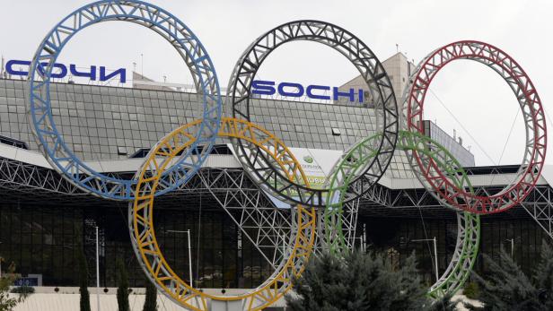 Die olympischen Ringe vor einem Gebäude in Sotschi.