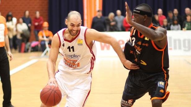 Zwei Basketballspieler während eines Spiels.